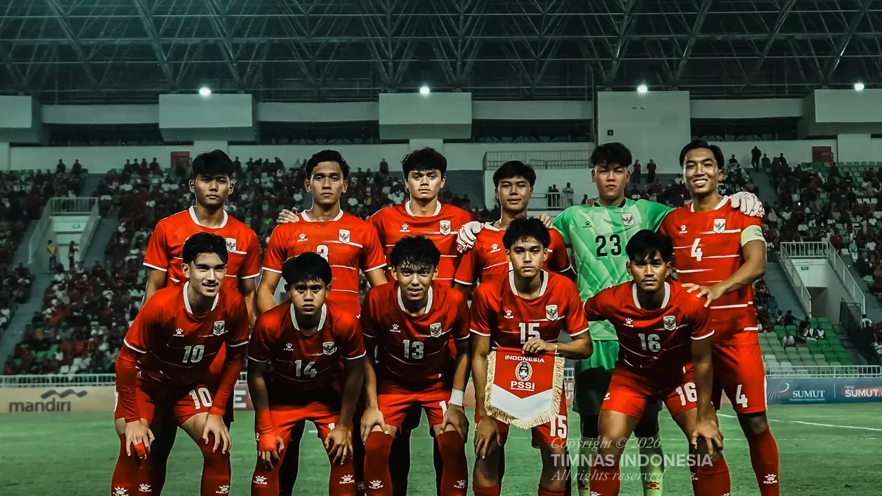 Ketika laga memasuki detik-detik terakhir dan harapan mulai menipis, Timnas Indonesia U-19 justru menunjukkan karakter juara. Penalti dingin Evandra Florasta pada menit 90+2 menjadi penentu kemenangan dramatis 2-1 atas Vietnam dalam laga pamungkas Grup A Piala AFF U-19 2026 di Stadion Utama Sumatera Utara, Minggu (7/6/2026).