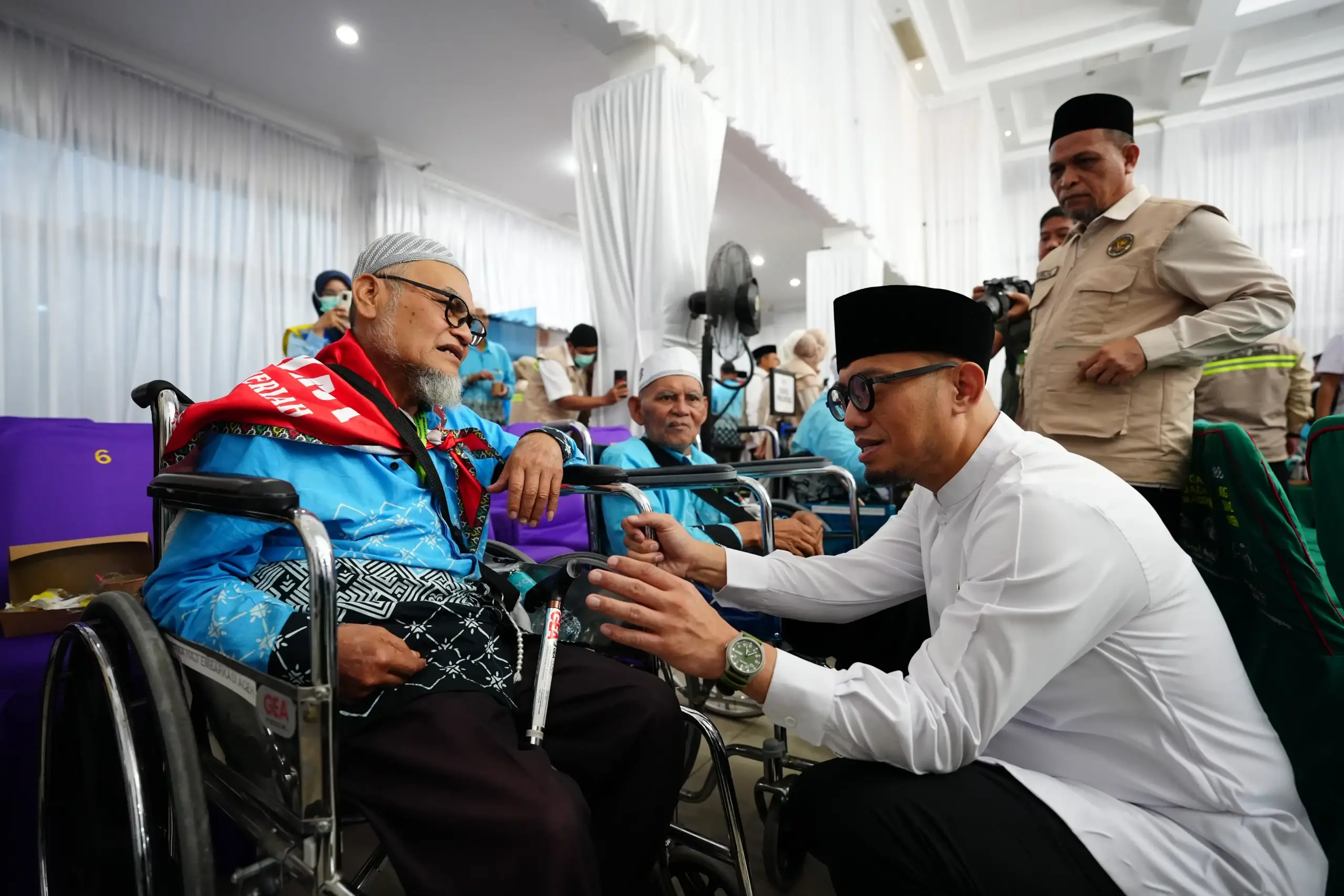 Wamenhaj Serahkan Bantuan ke Jemaah Haji Korban Banjir Aceh