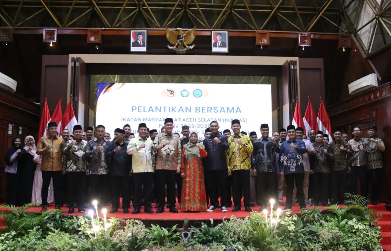 Bupati Aceh Selatan, H. Mirwan, bersama Pengurus IKAMAS, HAMAS dan Tokoh tokoh Aceh Selatan (Foto: Dokumen untuk SeputarAceh.id)