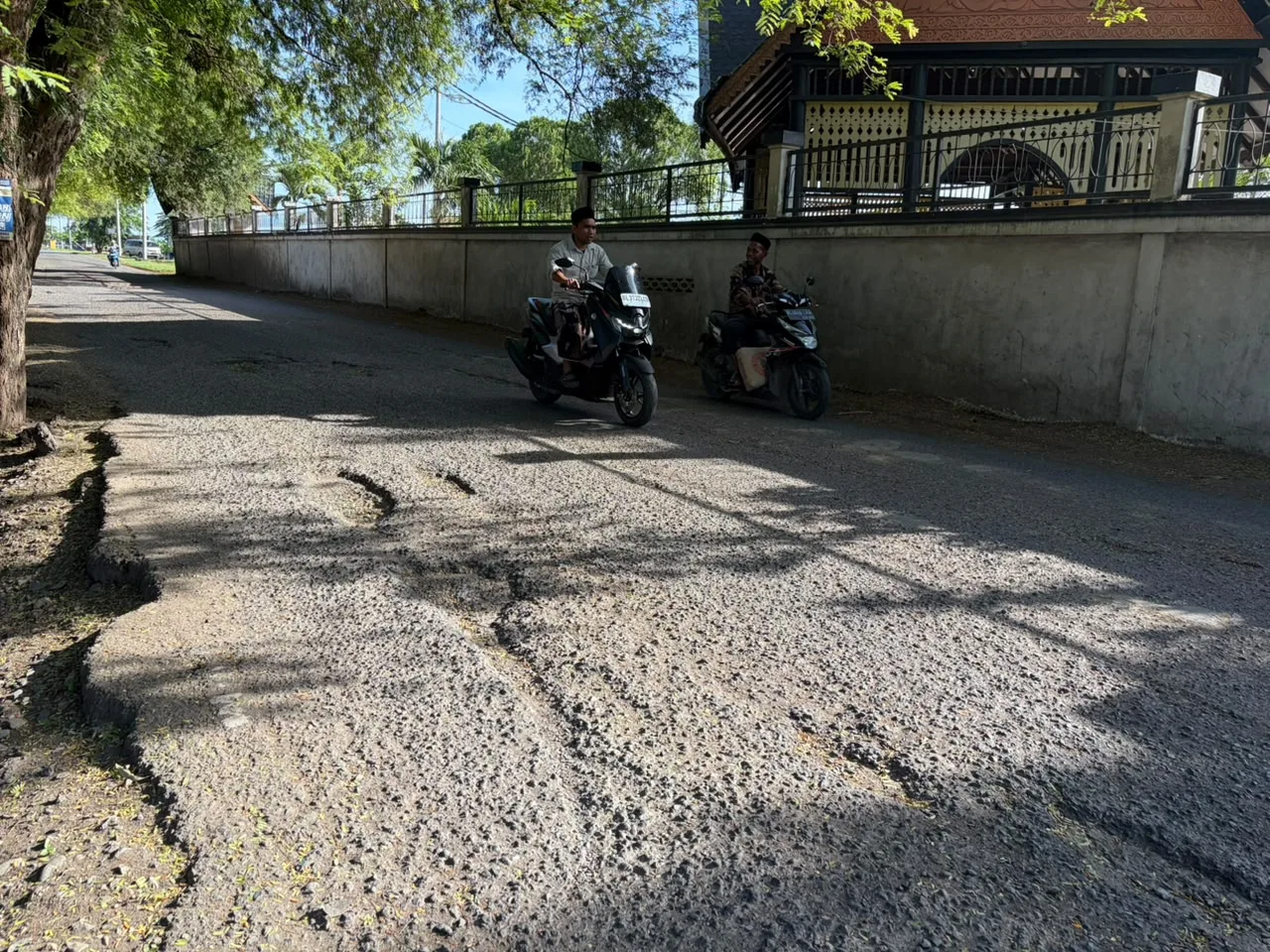 Banda Aceh — Para pengguna jalan yang melintas di kawasan Jalan Makam Teuku Nyak Arief mengeluhkan kondisi infrastruktur yang rusak parah.
