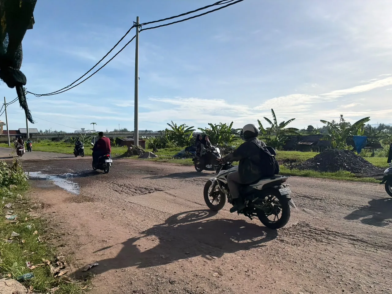 Membahayakan! Jalan Makam Teuku Nyak Arief Rusak Parah, Berdebu dan Minim Penerangan