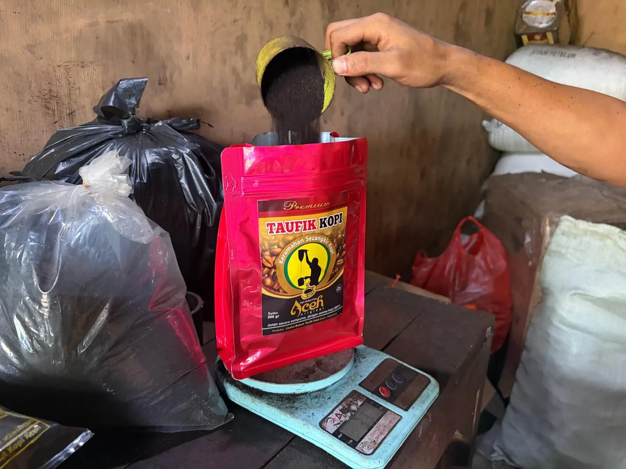 Banda Aceh — Industri kopi lokal di Serambi Mekkah terus menunjukkan taringnya di kancah nasional. Salah satu produsen yang konsisten menjaga mutu dan eksistensinya adalah Taufik Kopi, pabrik produsen kopi legendaris asal Banda Aceh yang telah beroperasi sejak tahun 2005 hingga saat ini.