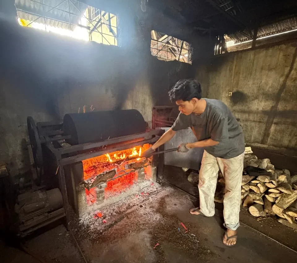 Banda Aceh — Industri kopi lokal di Serambi Mekkah terus menunjukkan taringnya di kancah nasional. Salah satu produsen yang konsisten menjaga mutu dan eksistensinya adalah Taufik Kopi, pabrik produsen kopi legendaris asal Banda Aceh yang telah beroperasi sejak tahun 2005 hingga saat ini.