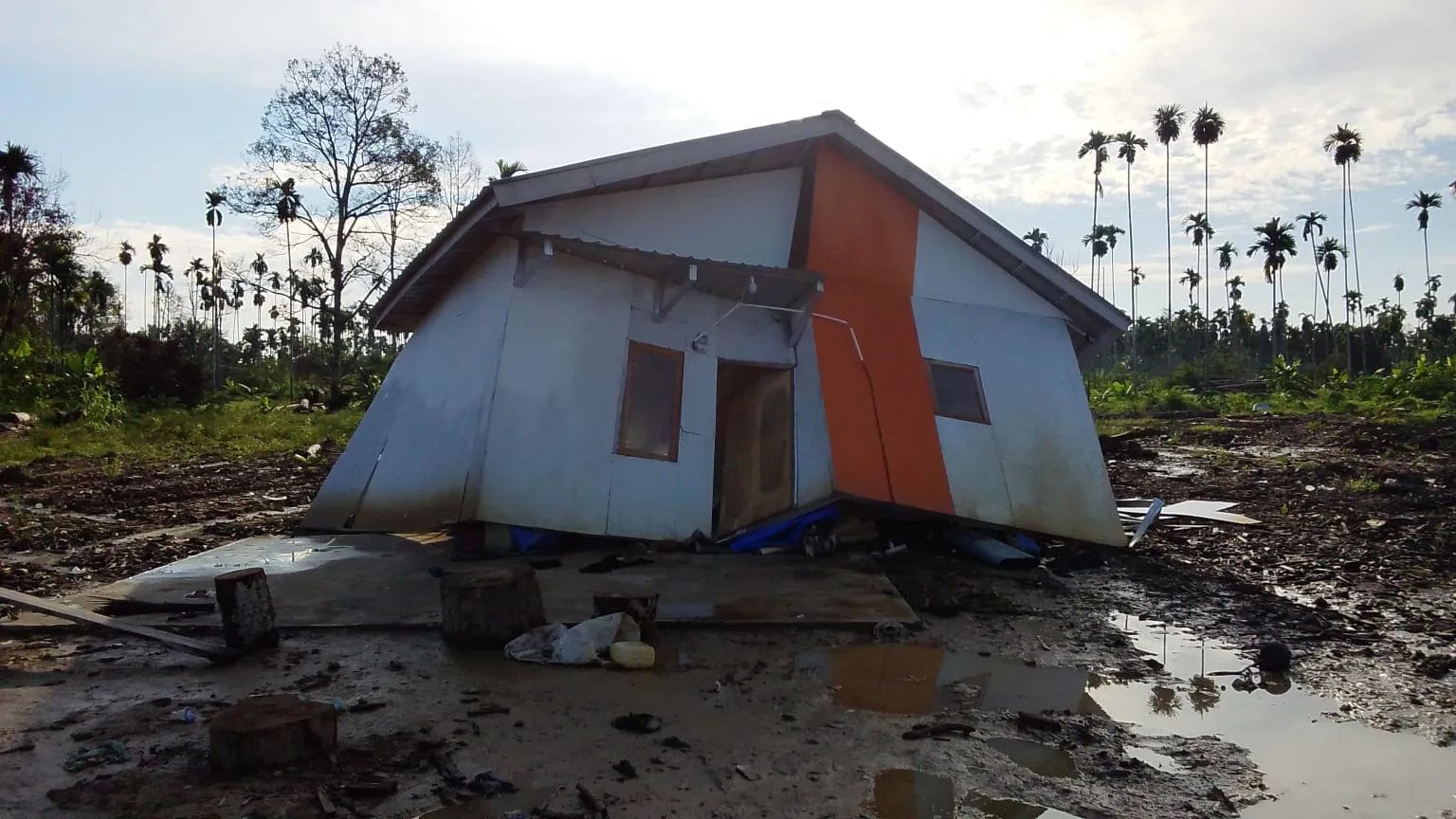 Banda Aceh -Puluhan Hunian Sementara (Huntara) rusak akibat diterjang angin puting beliung yang melanda tiga desa di Kecamatan Langkahan, Kabupaten Aceh Utara, pada Selasa (2/6/2026).
