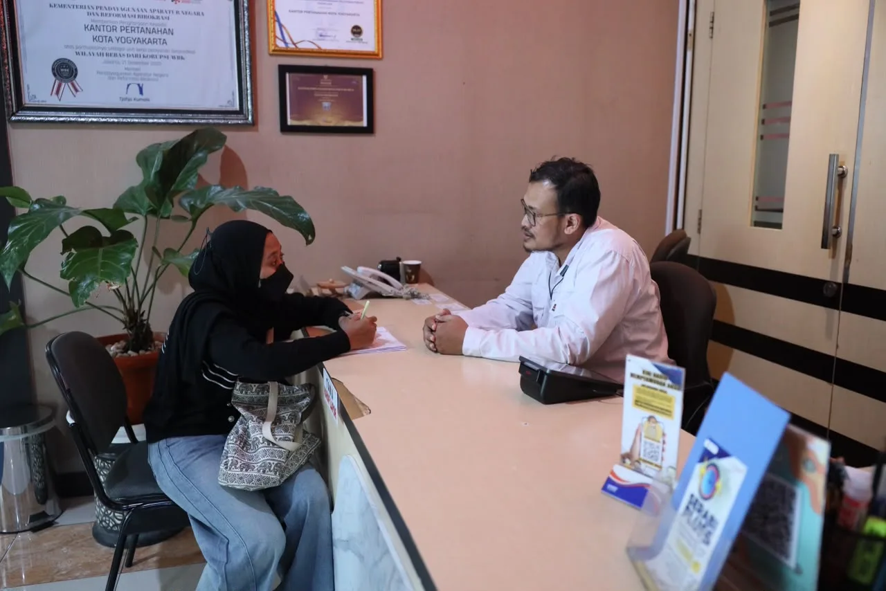 Mengenali prosedur dan syarat pemecahan bidang tanah merupakan hal yang sangat penting bagi masyarakat. Pemecahan bidang tanah adalah proses membagi bidang tanah yang memiliki satu sertipikat menjadi beberapa bagian, di mana masing-masing bagian nantinya memiliki sertipikat sendiri.