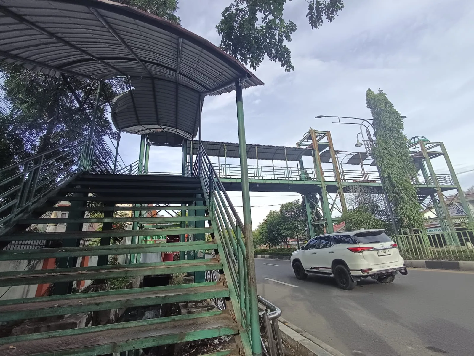 Miris! JPO Peurada Banda Aceh Memprihatinkan, Atap Seng Lepas dan Besi Berkarat