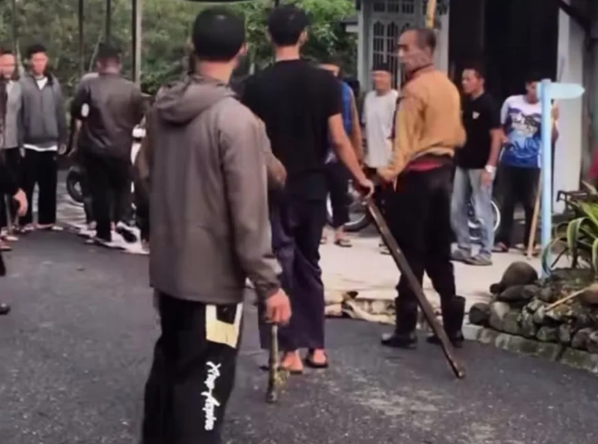 Takengon - Warga Kecamatan Silih Nara, Kabupaten Aceh Tengah, dibuat resah setelah seekor anjing yang diduga terinfeksi rabies mengamuk dan menggigit sejumlah warga di beberapa kampung, insiden tersebut terjadi di kawasan Kampung Burni Bius, Remesen, dan Arul Gele pada Minggu 7 Juni 2026.