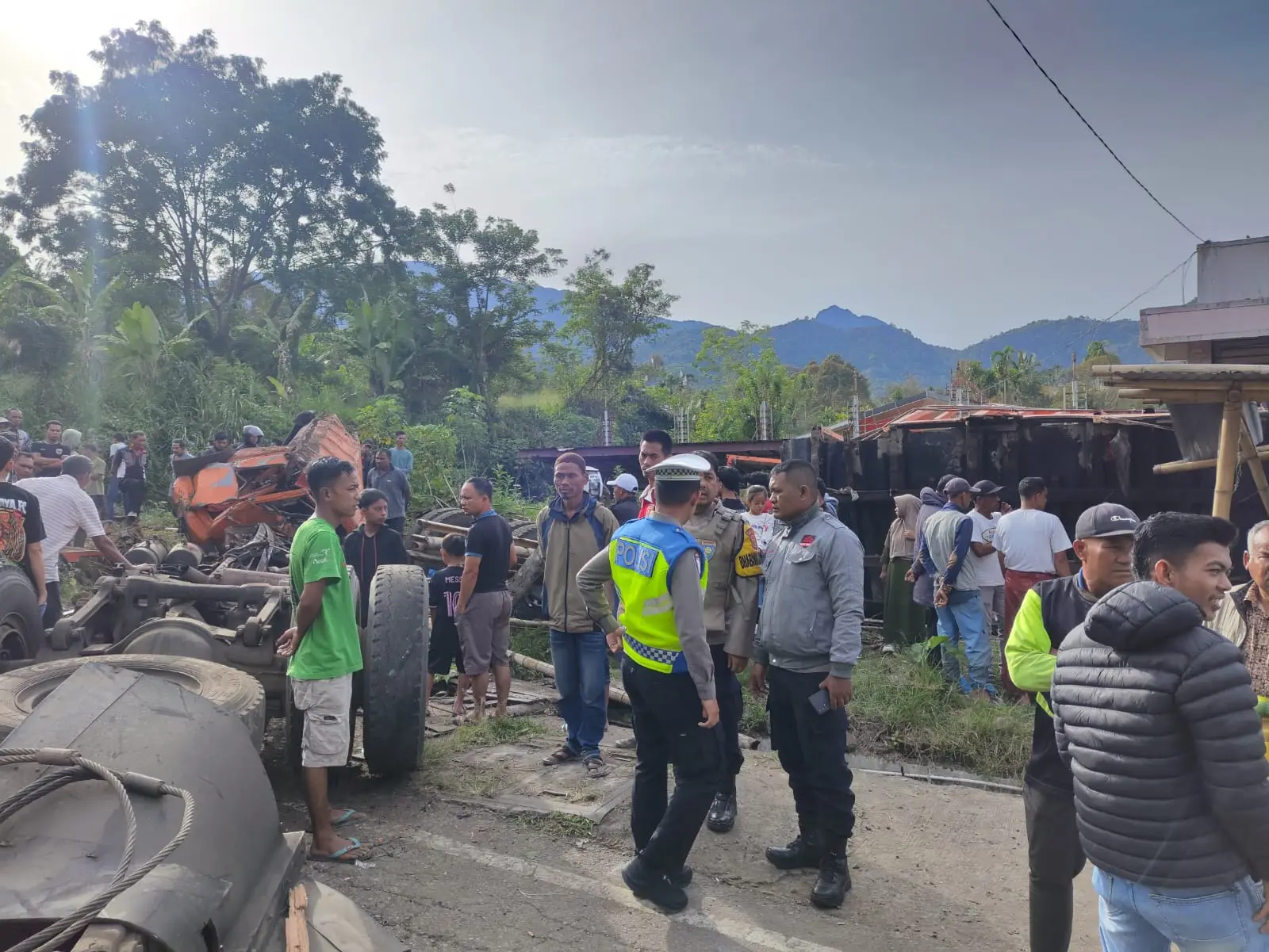 Rem Blong, Pejalan Kaki Tewas Ditabrak Truk Fuso Bermuatan Semen