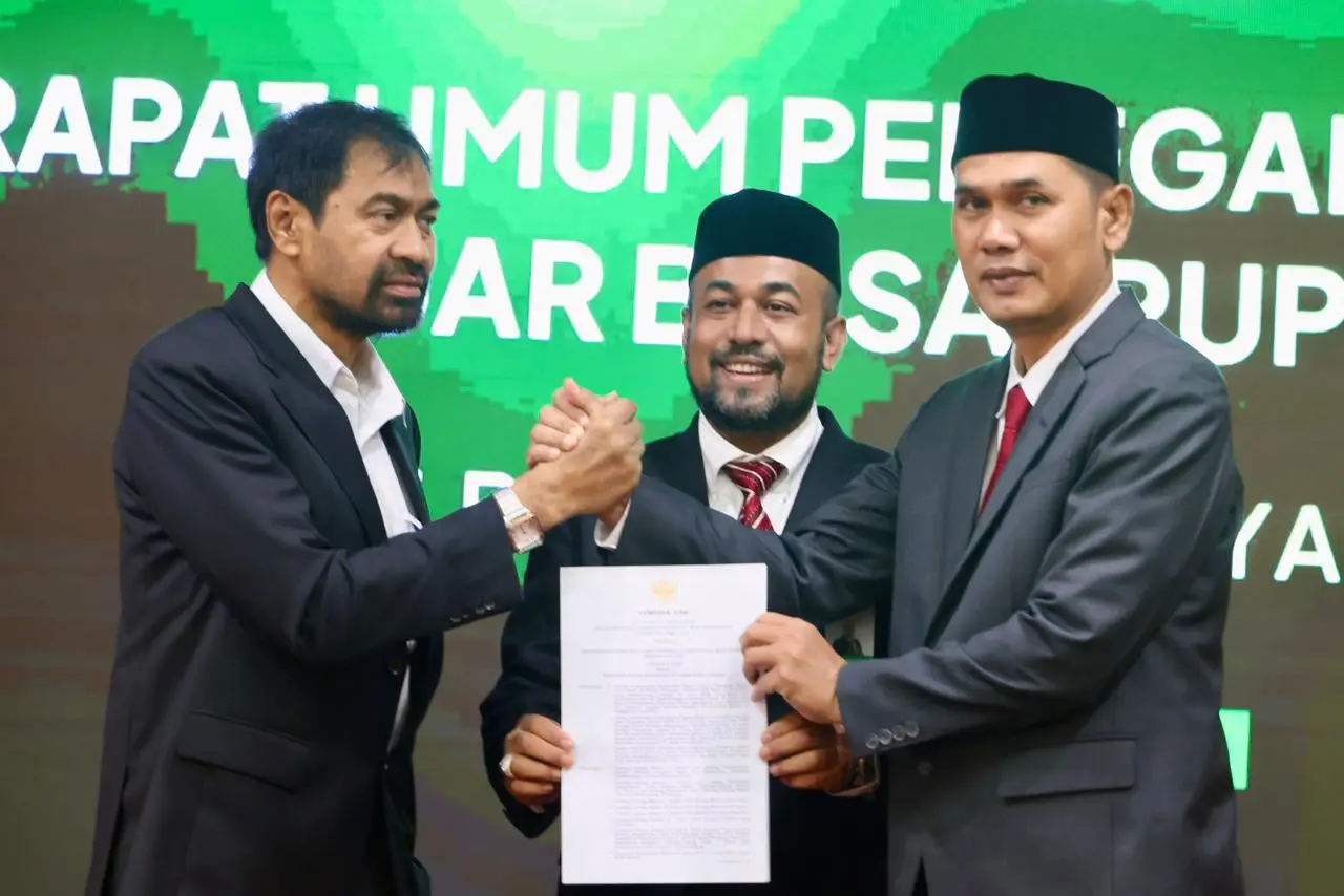 Prosesi serah terima SK Komisaris PT Bank Aceh Syariah oleh Gubernur Aceh, Muzakir Manaf kepada Sekda Aceh, M. Nasir disaksika Direkrtur Utama Bank Aceh, Fadhil Ilyas (Photo: Dokumen Humas Bank Aceh untuk )