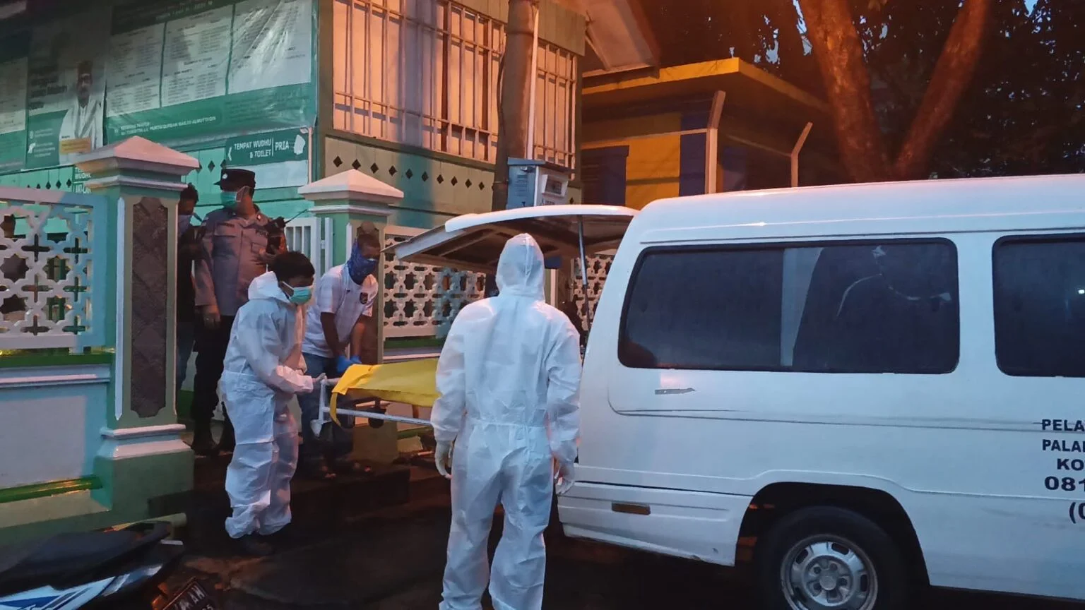 arga Peunayong, Kecamatan Kuta Alam, Banda Aceh digegerkan dengan penemuan sesosok mayat pria tanpa identitas yang sudah membusuk di toilet Masjid Peunayong, Selasa (2/6/2026) sekitar pukul 17.00 WIB.
