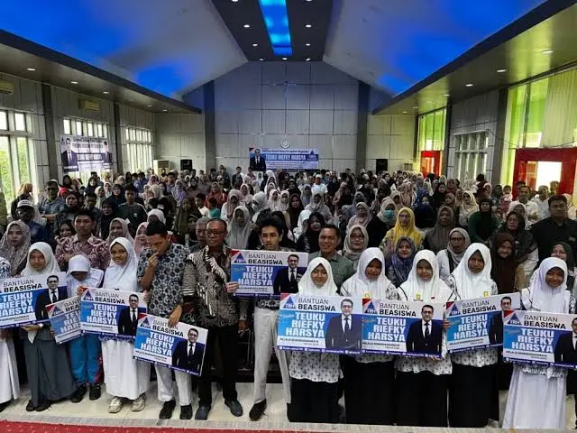 Aiyub Bukhari Salurkan Beasiswa PIP Usulan Teuku Riefki Harsya untuk 4.323 Siswa di Banda Aceh