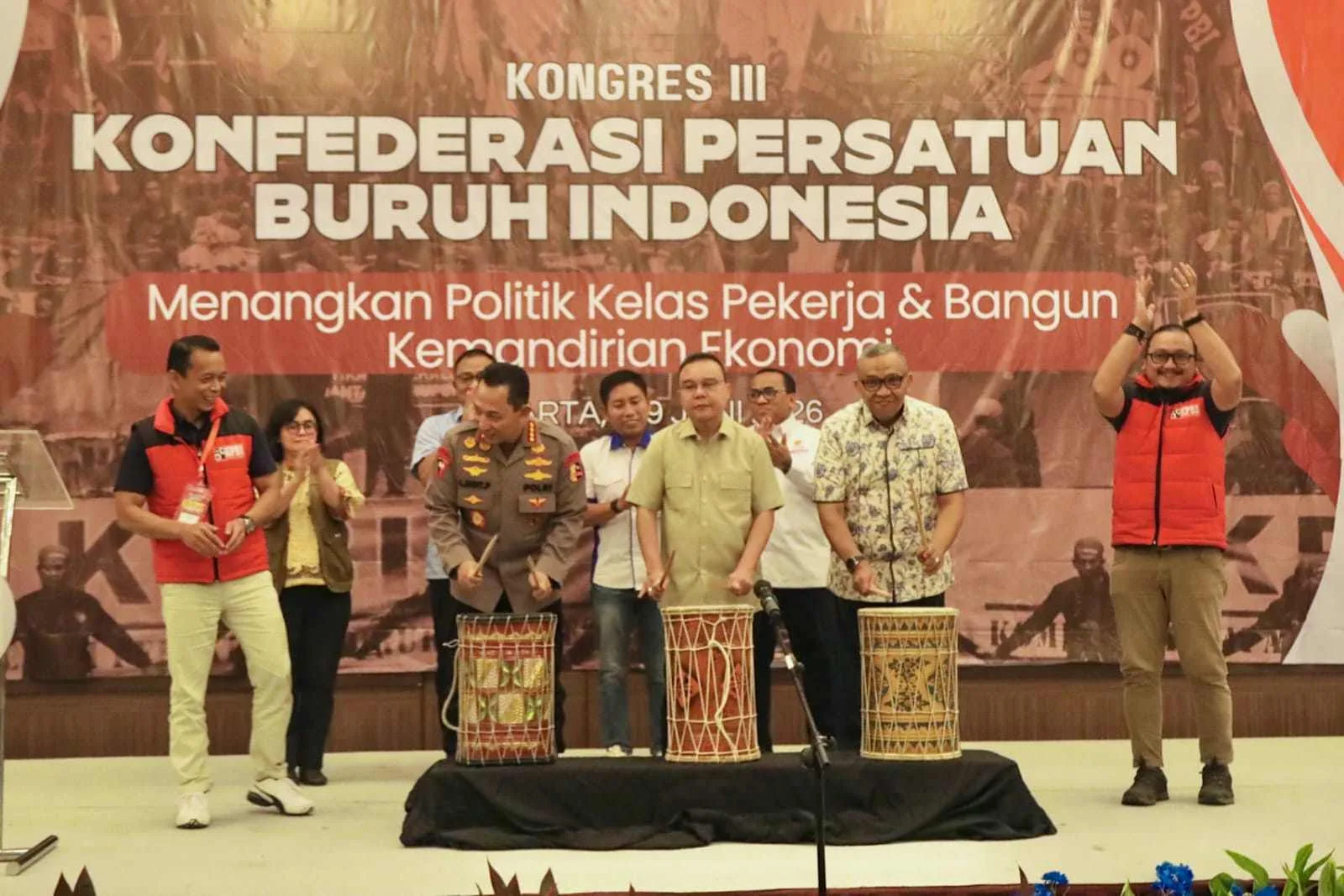 Wakil Menteri Ketenagakerjaan (Wamenaker) Afriansyah Noor mengajak serikat pekerja/serikat buruh untuk berkolaborasi dalam proses revisi Undang-Undang Ketenagakerjaan serta pembaruan sejumlah regulasi ketenagakerjaan yang dinilai sudah tidak lagi sesuai dengan perkembangan dunia kerja saat ini
