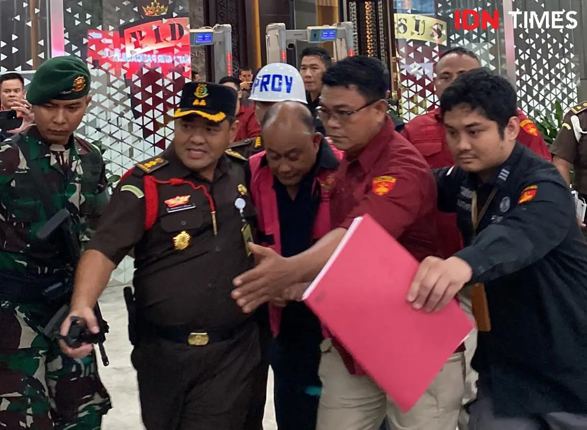 Dugaan tersandung korupsi MBG Eks Kepala Badan Gizi Nasional (BGN), Dadan Hindayana, tampak mengenakan rompi oranye tahanan Kejaksaan Agung setelah ditetapkan sebagai tersangka dalam kasus dugaan korupsi tata kelola Program Makan Bergizi Gratis (MBG) Tahun 2025–2026.