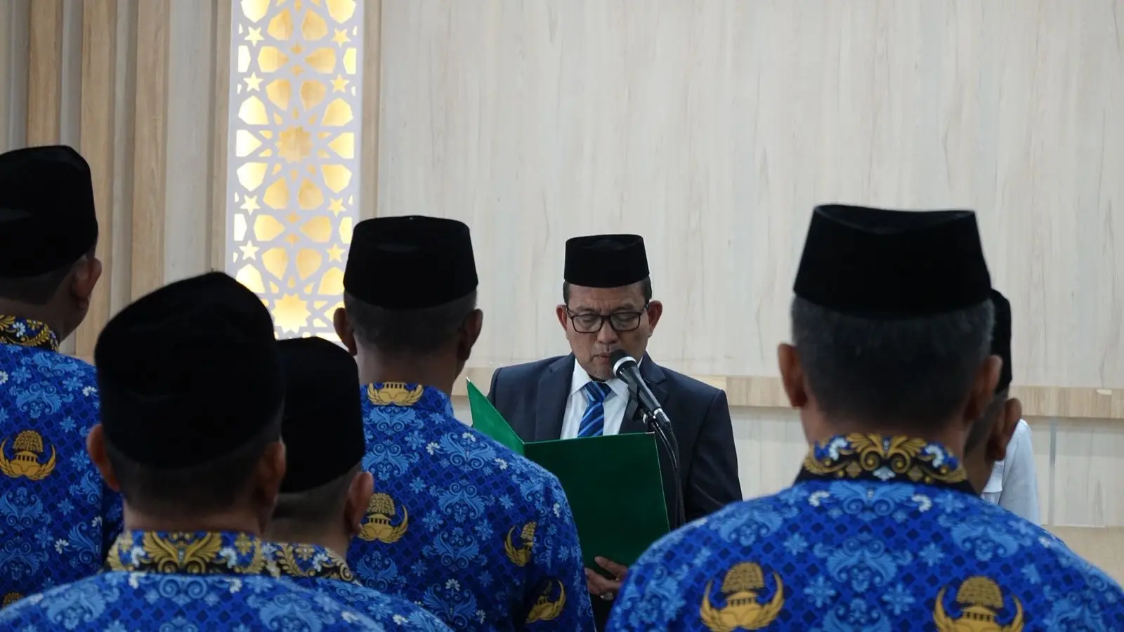 Kepala Kantor Wilayah Kementerian Agama Provinsi Aceh, Drs. H. Azhari, M.Si saat Melantikan dan pengambilan sumpah/janji kepada Kepala Kantor Urusan Agama (KUA), Kepala Madrasah, dan Kepala Urusan Tata Usaha Madrasah (Foto: Dokumen Kemenag Aceh)