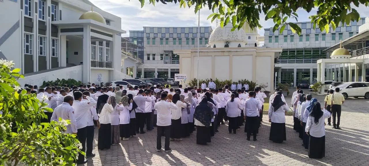 Kanwil Kemenag Aceh, Drs H Azhari MSi, dalam amanat apel pagi di halaman kantor, Senin, 20 Juli 2026  (Foto: Dok. untuk SeputarAceh.id)