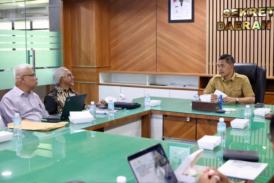 Sekda Aceh M. Nasir menerima manajemen PT Indoasia Oil Tank Terminal di Banda Aceh, membahas rencana investasi pembangunan pabrik metanol di KEK Arun Lhokseumawe untuk mendukung hilirisasi gas nasional