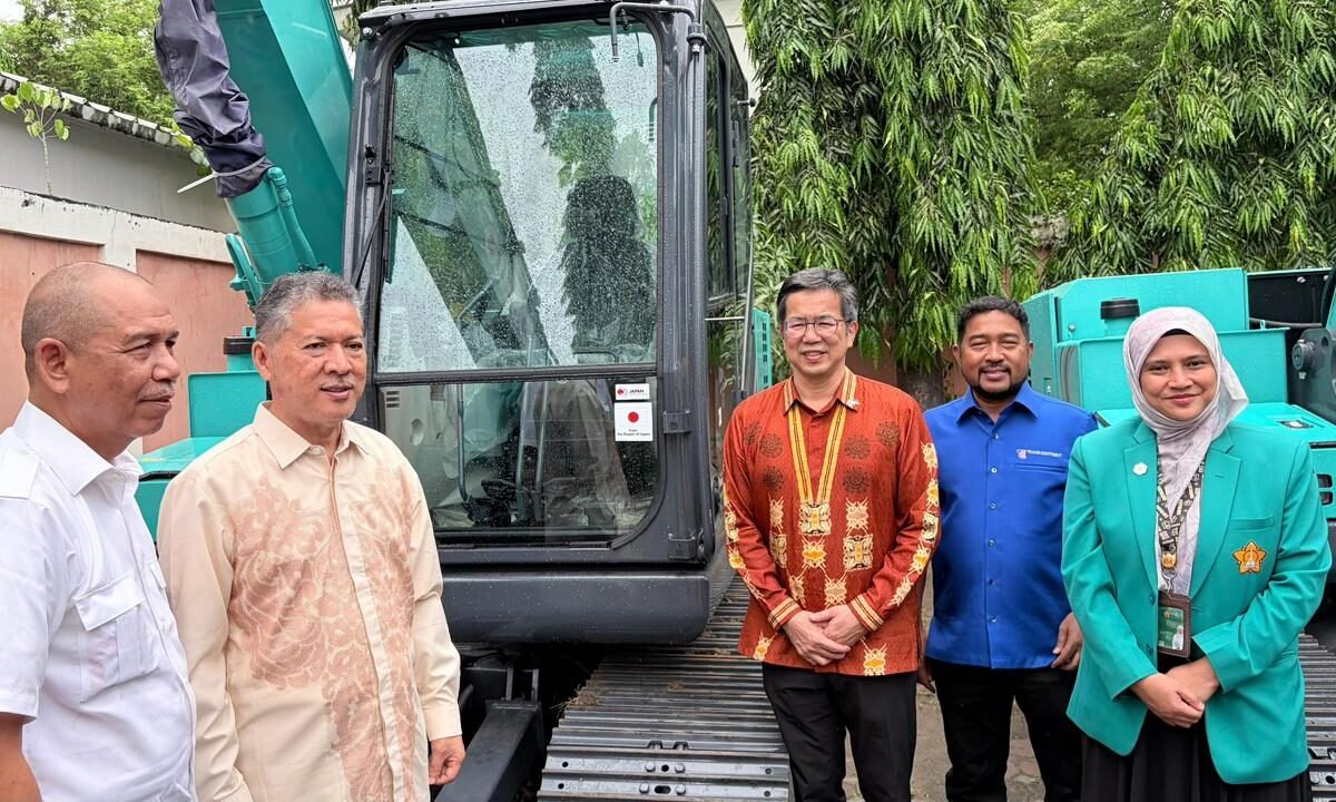 Pemerintah Jepang Serahkan Bantuan Alat Berat untuk Penanganan Bencana Aceh 