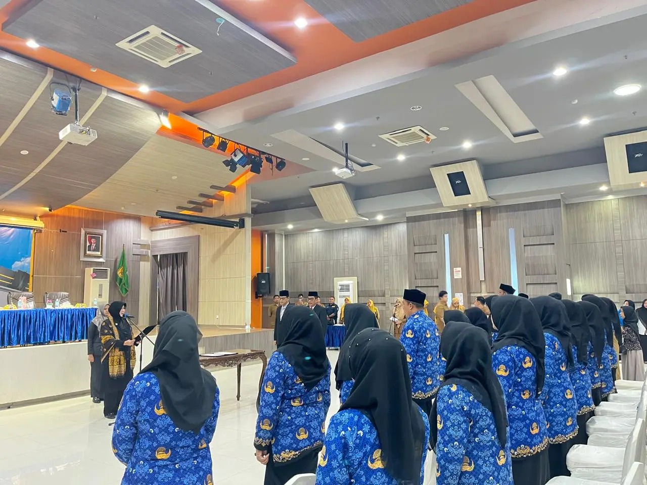 Wali Kota Banda Aceh Illiza Sa’aduddin Djamal melantik dan mengambil sumpah jabatan 22 kepala sekolah serta dua pejabat pengawas sekolah di lingkungan Pemerintah Kota Banda Aceh. Prosesi pelantikan berlangsung di Aula Lantai IV Gedung Mawardy Nurdin, Balai Kota Banda Aceh, Senin (20/7/2026).