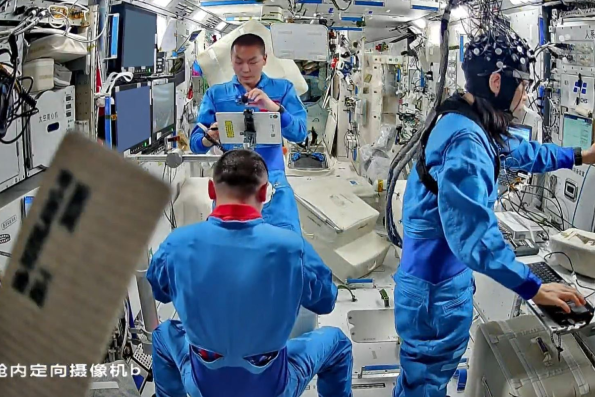 Astronot Pertama Hong Kong Lakukan Eksperimen di Luar Angkasa