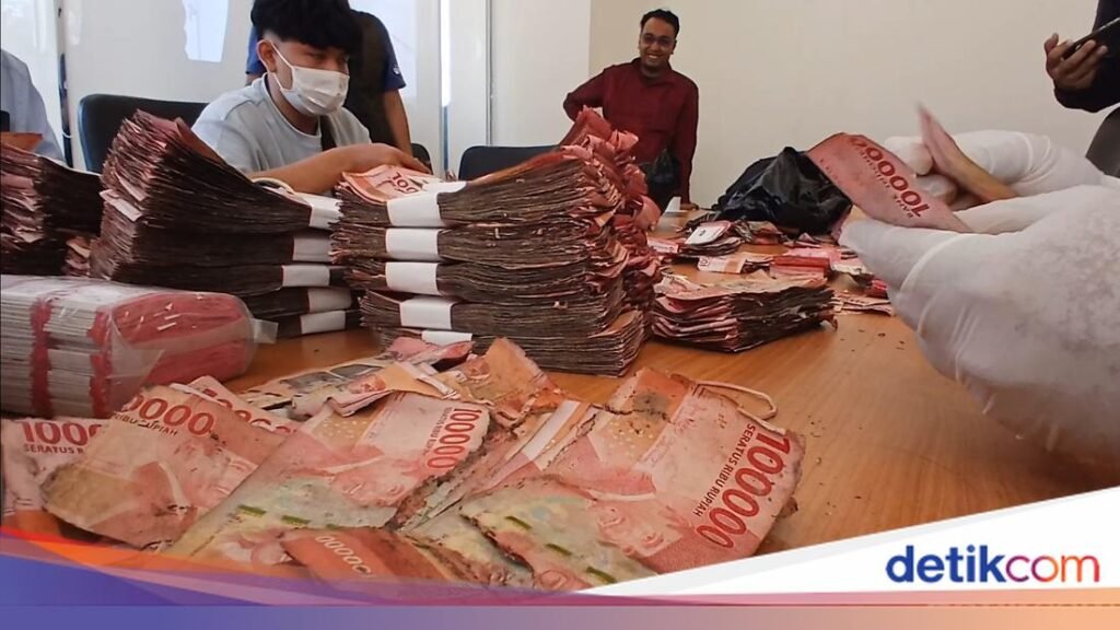 Ida Tukar Uang Rp 1,54 M yang Rusak Karena Banjir Rob di Tegal