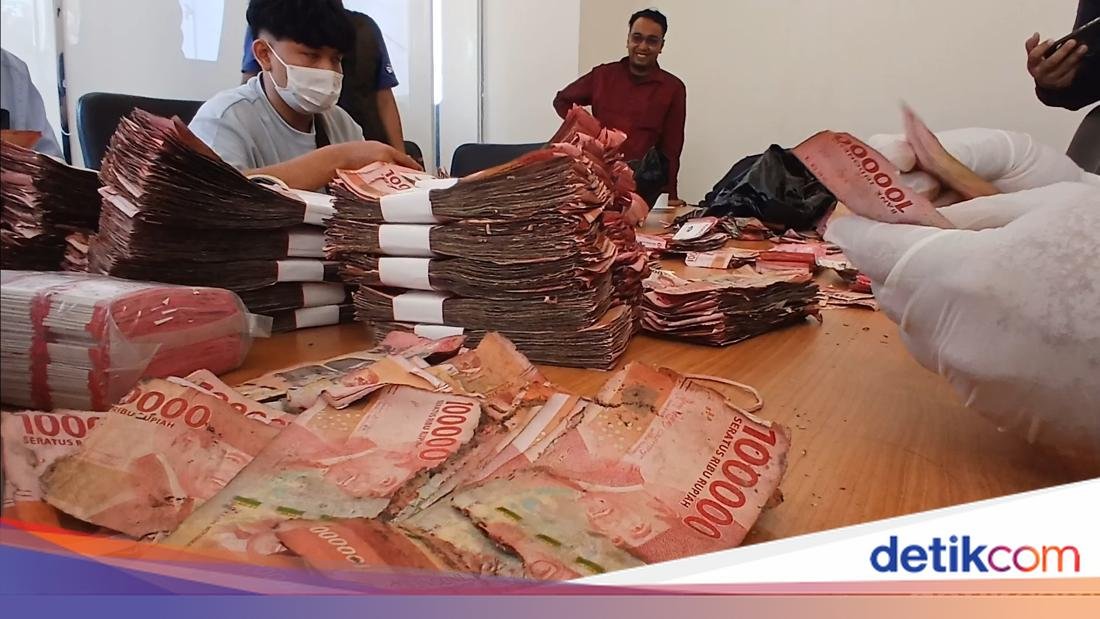Ida Tukar Uang Rp 1,54 M yang Rusak Karena Banjir Rob di Tegal
