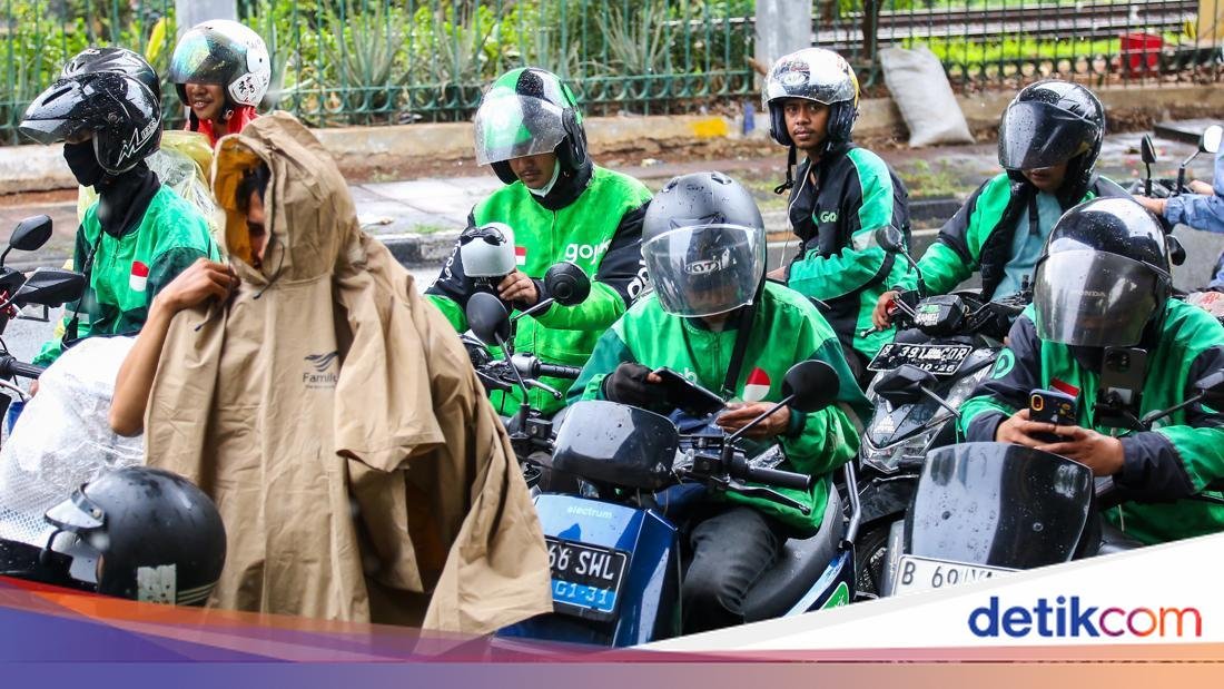Pemerintah Peringatkan Gojek dan Grab Soal Komisi 8%