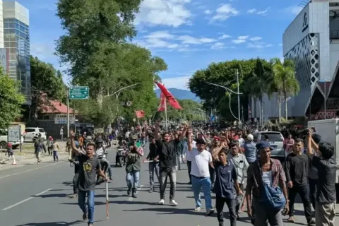 Massa Bawa Bendera Bulan Bintang Bergerak ke DPR Aceh dan Kantor Gubernur Aceh