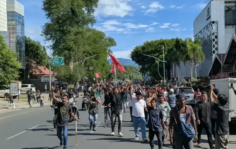 Massa Bawa Bendera Bulan Bintang Bergerak ke DPR Aceh dan Kantor Gubernur Aceh