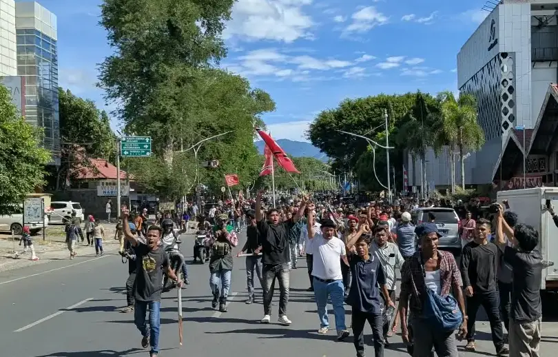Massa Bawa Bendera Bulan Bintang Bergerak ke DPR Aceh dan Kantor Gubernur Aceh