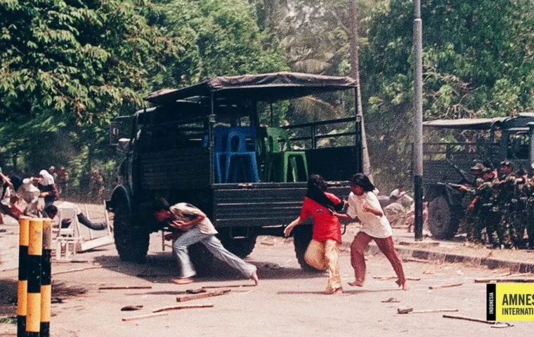 Pasukan militer menembaki para pengunjuk rasa di Dewantara, Aceh (Twitter/@amnestyindo)