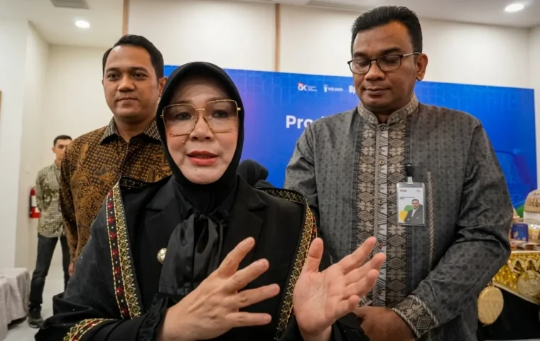Wali Kota Banda Aceh Illiza Sa'aduddin Djamal memberikan keterangan kepada wartawan usai menghadiri kegiatan literasi keuangan dan penguatan UMKM di Kantor OJK Banda Aceh, Jumat (14/8/2026).