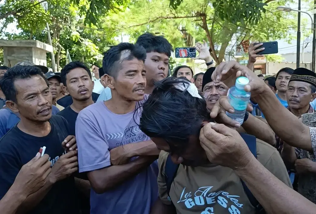 Massa yang terluka dibebaskan oleh TNI dalam kericuhan di Hari Damai Aceh ke-21 di Banda Aceh, Sabtu (15/8/2026). Sumber foto: /Elza