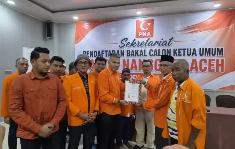 Misbahul Munir menyerahkan Berkas pendaftaran sebagai Calon Ketum PNA kepada Steering Committee (SC) Kongres II PNA di Sekretariat Kongres II PNA, Hotel Grand Nanggroe, Banda Aceh, Senin (3/8/2026).