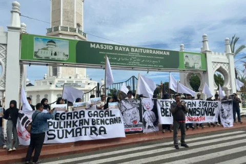 Kibarkan Bendera Putih, Koalisi Masyarakat Sipil Tagih Hak Korban Bencana Ekologis Aceh