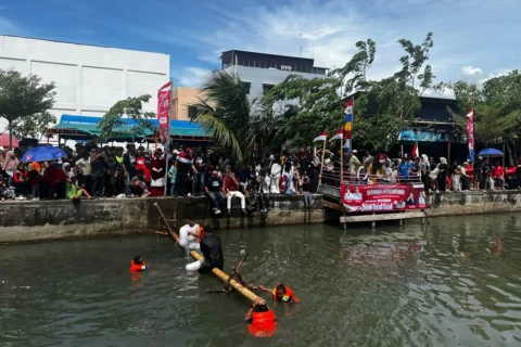 Pukul Bantal hingga Tangkap Bebek, Warga Banda Aceh Rayakan HUT RI ke-81