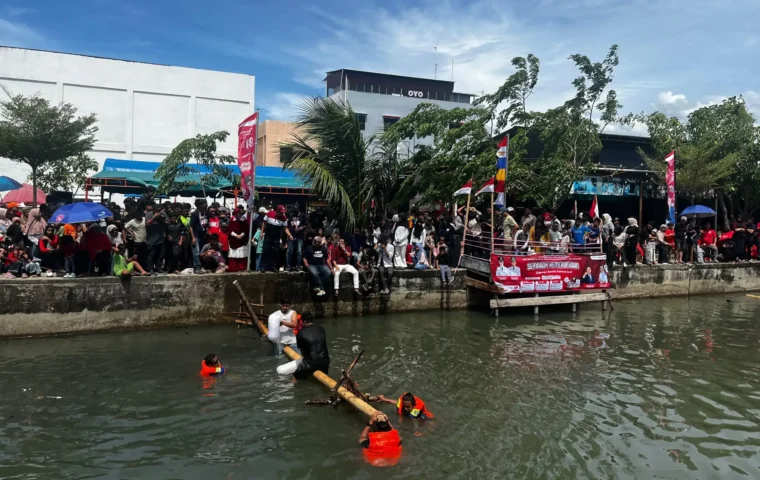 Keseruan warga mengikuti lomba pukul bantal rayakan hari kemerdekaan RI Ke-81 di Krueng Lampaseh, Banda Aceh, Senin (17/8/2026). Sumber foto: /Elza
