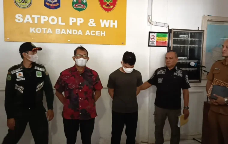Dua tersangka dugaan pasangan sesama jenis yang ditampilkan di Kantor Satpol PP dan WH Bansa Aceh, Selasa (18/8/2026). Sumber foto: /Elza