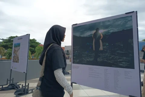 Prahara Pulau Emas: Pameran Foto yang Merekam Ironi Bencana di Tanah Kaya Raya