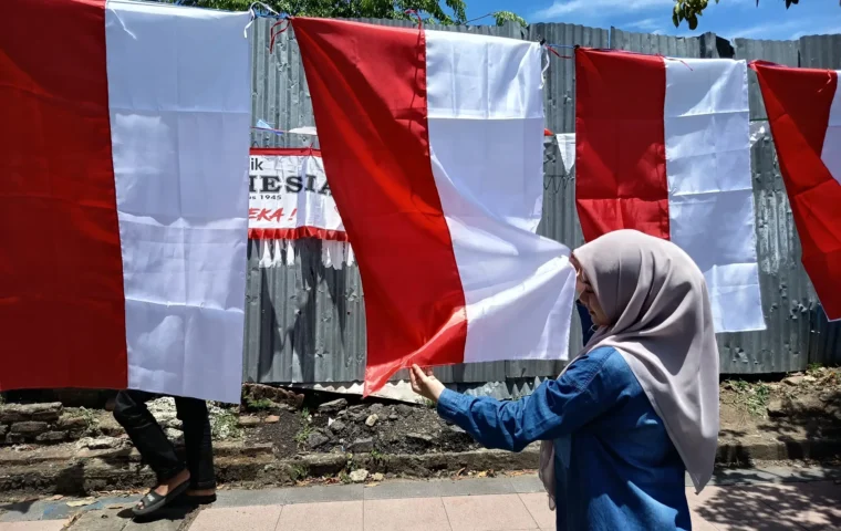 Konsumen melihat-lihat bendera merah putih yang dijual di pinggir jalan Moh Jam Banda Aceh. Sumber foto: /Elza