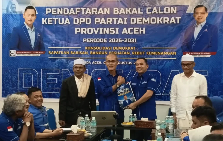 Sayuti Abu Bakar menyerahkan berkas pendaftaran bacalon Ketua DPD Partai Demokrat Aceh di kantor DPD Partai Demokrat Aceh, Selasa (11/8/2026). Sumber foto: /Elza