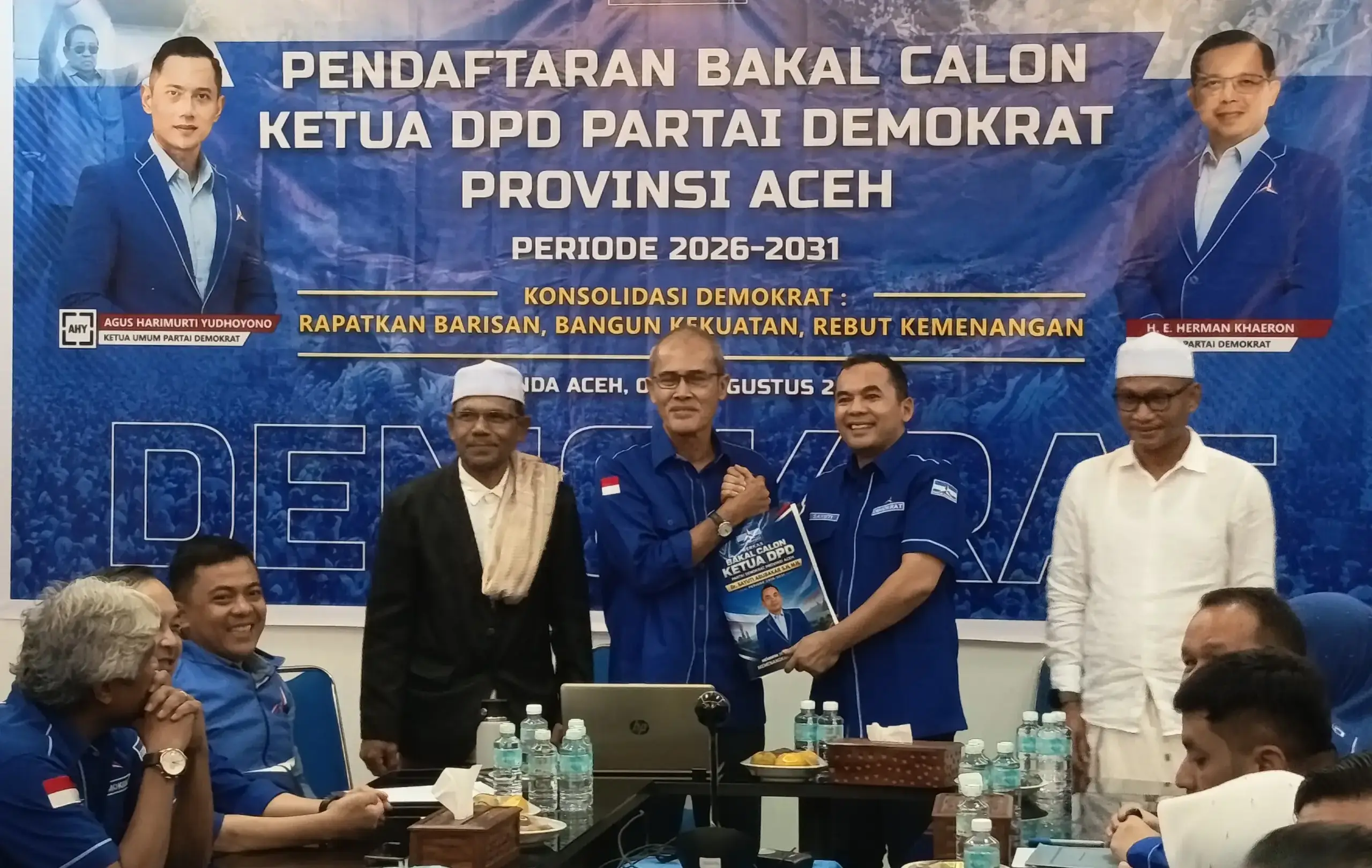 Sayuti Abu Bakar menyerahkan berkas pendaftaran bacalon Ketua DPD Partai Demokrat Aceh di kantor DPD Partai Demokrat Aceh, Selasa (11/8/2026). Sumber foto: /Elza