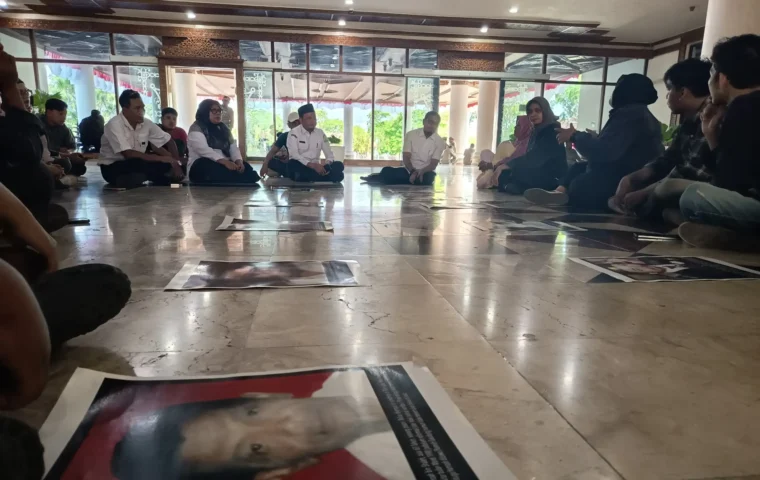 Belasan perwakilan masyarakat duduk bersama Badan Kesatuan Bangsa dan Politik di lobi kantor Gubernur Aceh, Rabu (12/8/2026). Sumber foto: /Elza