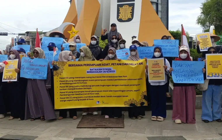 Solidaritas Perempuan Bungoeng Jeumpa Aceh bersama Sumatera Environmental Initiative (SEI) menggelar aksi damai di bundaran Simpang Lima, Banda Aceh, Kamis (13/8/2026). Sumber foto: HO
