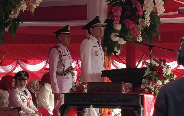 Wakil Gubernur Aceh, Fadhlullah memimpin upacara peringatan HUT RI Ke-81 di lapangan Blang Padang, Senin (17/8/2027). Sumber foto: /Elza
