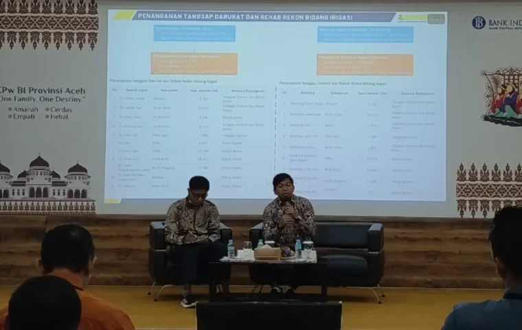 Perwakilan BWS Sumatera I, Fajrullah Mufti (kanan) saat pemaparan materi dalam Aceh Economic Forum, Percepatan Progres Rekonstruksi dan Rehabilitasi Lahan Pertanian untuk Pertumbuhan Ekonomi Aceh yang Terakselerasi di Kantor Bank Indonesia provinsi Aceh, Rabu (19/8/2026). Sumber foto: /Elza