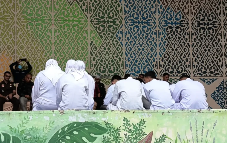 Terpidana Kejari Banda Aceh untuk menjalani eksekusi cambuk. Sumber foto: /Fatihatul