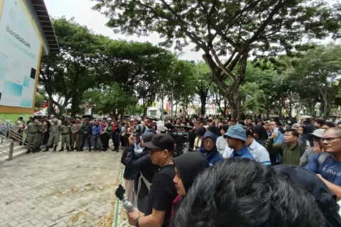 Ratusan Masyarakat Padati Taman Sari Eksekusi Cambuk Terduga Ajudan DPRA