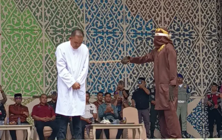 Pale Jalani Hukuman Cambuk 22 Kali di Taman Sari, Banda Aceh (Foto: /Elza)