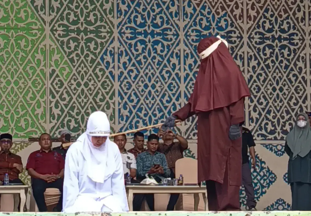 Nadia Jalani Hukuman Cambuk 22 Kali di Taman Sari, Banda Aceh (Foto: /Elza)