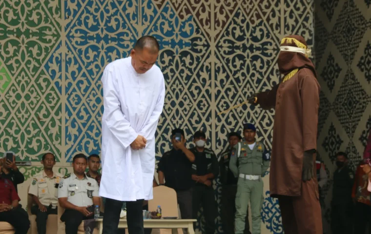 Pale Jalani Hukuman Cambuk 22 Kali di Taman Sari, Banda Aceh (Foto: /Elza)